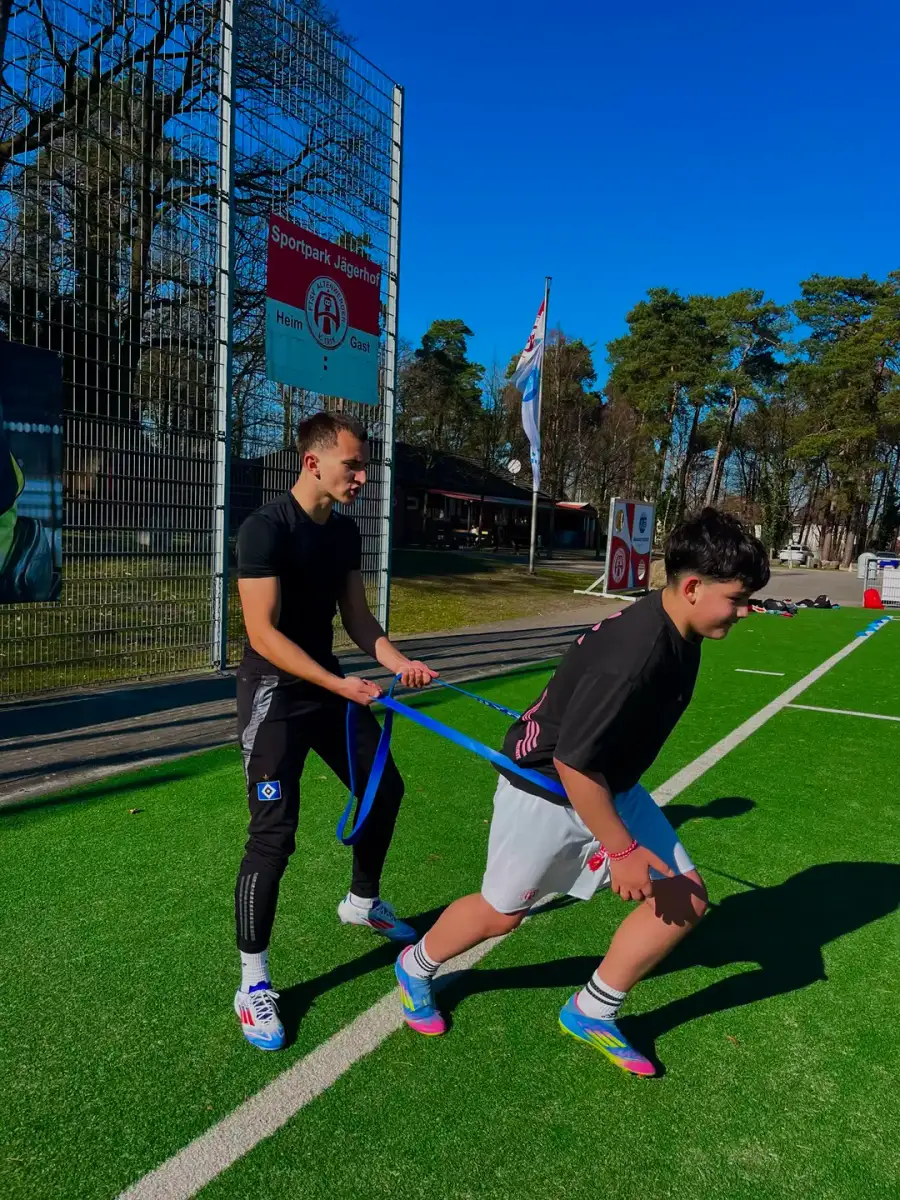 Arthur Filimonov beim Athletiktraining mit Widerstandsband mit einem jungen Spieler